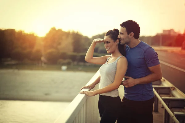 Sportliches Paar joggt zusammen lizenzfreie Stockbilder