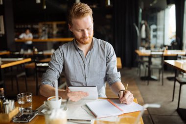 restoranda oturan işadamı