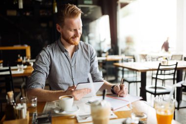 restoranda oturan işadamı