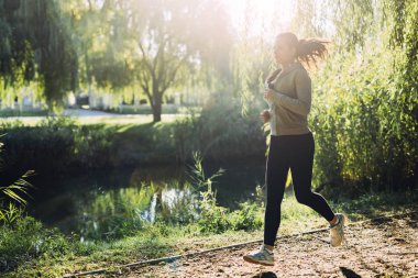 Kadın jogger doğada çalıştıran uygun