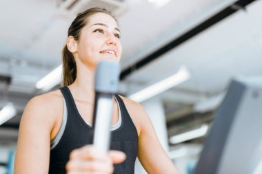 Bayan eliptik eğitmeni kullanma