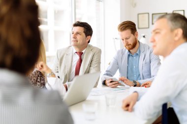 Ofiste çalışan iş adamları