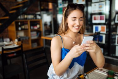 Cep telefonu kullanarak güzel esmer