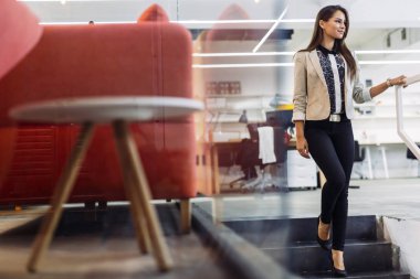 Güzel kadın merdivenleri kullanmak