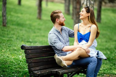 Tanışma çift bankta oturan
