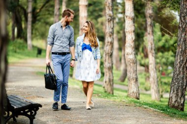 Güzel çift doğada yürüyüş
