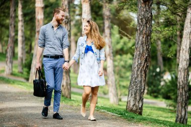 Güzel çift parkta yapıştırma