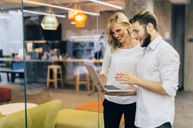 Yeni fikirleri tartışmak iş arkadaşları