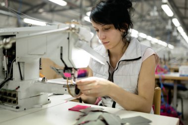 Tekstil sektöründe çalışan kadın