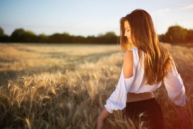 Buğday çayırda güzel kadın