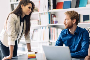 Meslektaşım soru sorar