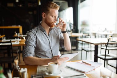 İşadamı tatilinde okuma