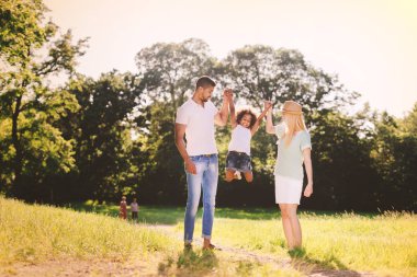 Oynak aile yürüyüş