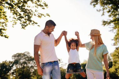 Oynak aile açık havada eğleniyor