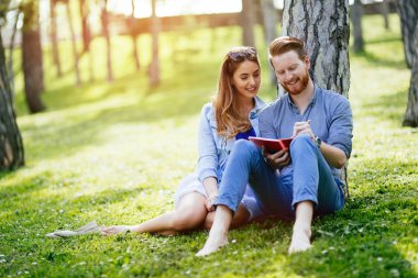 parkta okuyan üniversite öğrencileri