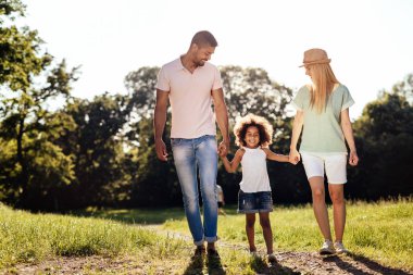 Oynak aile açık havada eğleniyor
