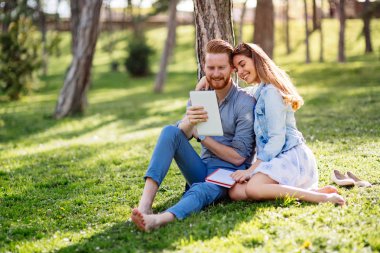 Açık havada çok güzel öğrencileri