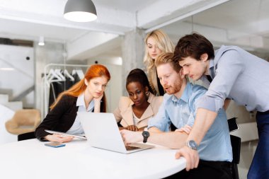 iş adamları beyin fırtınası