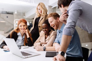 iş adamları beyin fırtınası