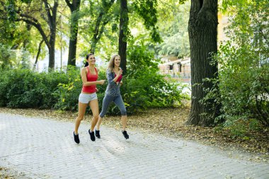 iki genç kadın koşu