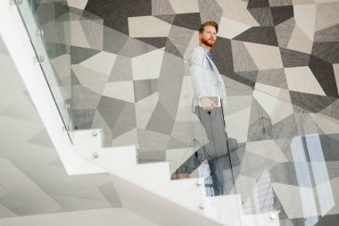 İşadamı ile poligonal duvar merdivenlerde