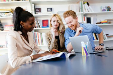 ofiste çalışan iş adamları