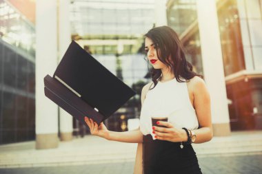 belgeler ile güzel iş kadını