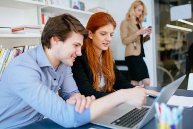 ofiste çalışan iş adamları