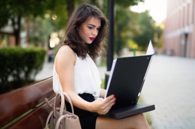 belgeler ile güzel iş kadını