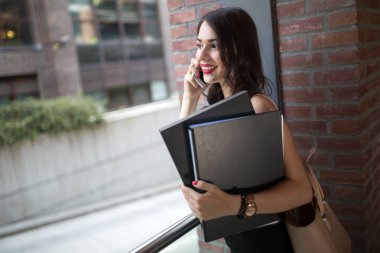 Açık havada telefon kullanarak iş kadını