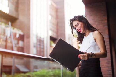 belgeler ile güzel iş kadını