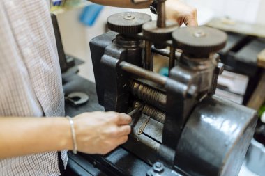 Makine kullanarak Goldsmith