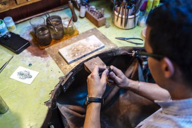 Goldsmith onun tezgah üzerinde çalışma