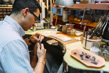 Tezgah üzerinde çalışan usta
