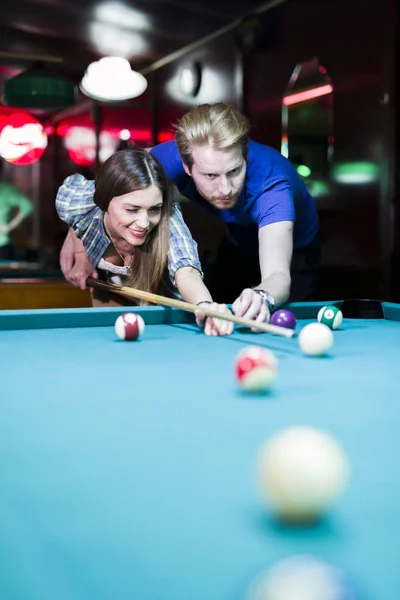 Junger schöner Mann und Frau flirten beim Snookerspiel — Stockfoto