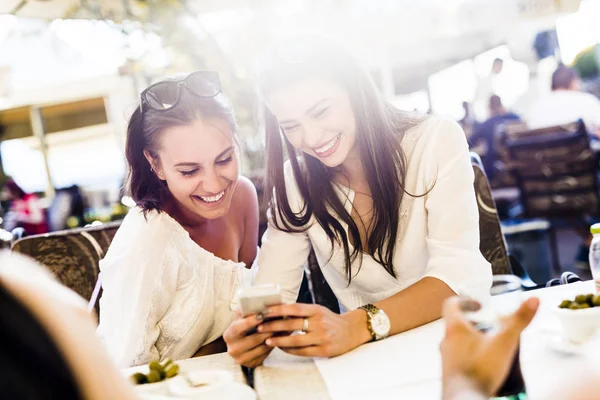 Dos chicas jóvenes hablando durante el almuerzo — Foto de Stock