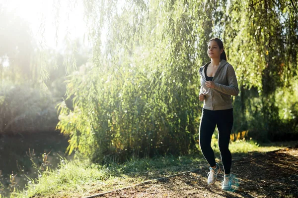Sportliches Mädchen beim Joggen in der Natur — Stockfoto
