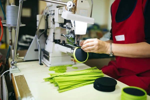 Worker in textile industry sewing — Stock Photo, Image