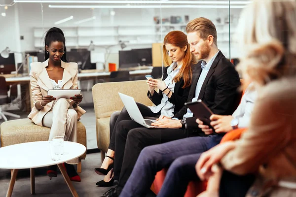 Groep mensen bespreken — Stockfoto