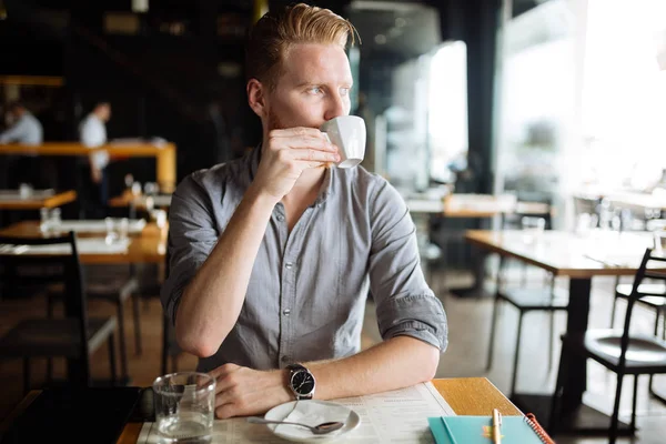 Businessman drinking coffee — Stock Photo, Image