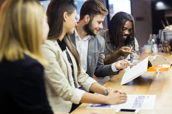 Gruppe av mennesker som diskuterer – stockfoto