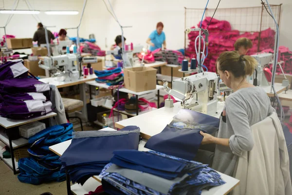 Mulher que trabalha na indústria têxtil — Fotografia de Stock