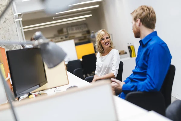 Rubia trabajador hablando con colega — Foto de Stock