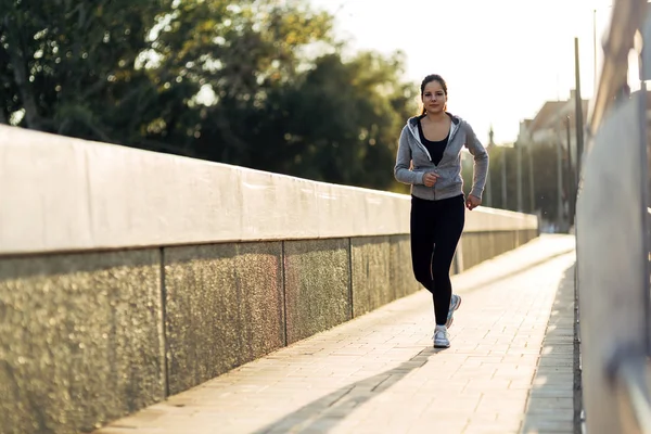 Linda jogging feminino na cidade — Fotografia de Stock