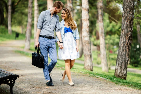 Mooie paar wandeling in de natuur — Stockfoto