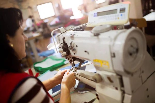 Pracownik w szyciu przemysłu włókienniczego — Zdjęcie stockowe