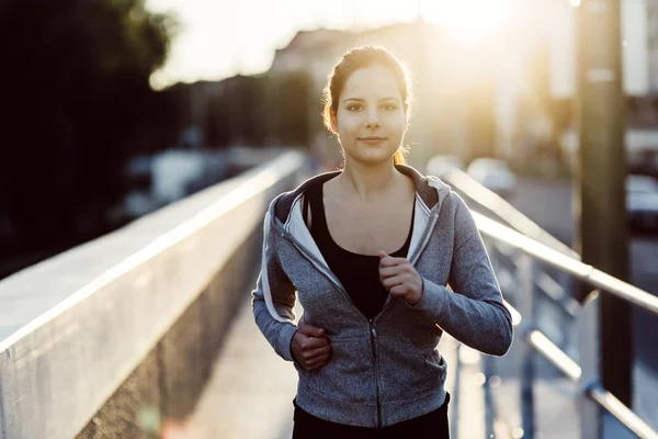 Sportliche Frau joggt in der Stadt — Stockfoto