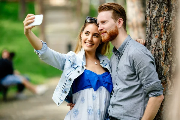 Pareja tomando selfie — Foto de Stock