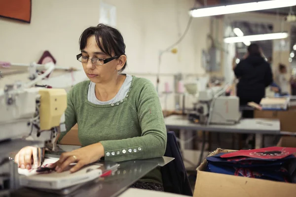 Tekstil sektöründe çalışan kadın