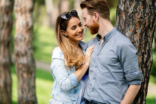 Casal compartilhando emoções ao ar livre — Fotografia de Stock